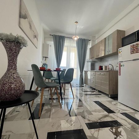 Family Apartment Near Palas Mall Iasi Exterior photo